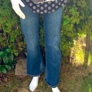 Cute medium wash denim jeans by Lucky Brand